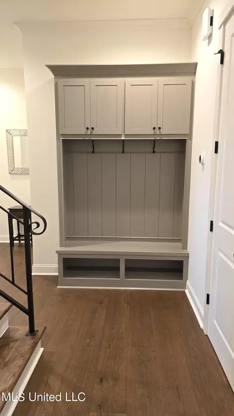Entry Way - 404 Calvary Xing, Brandon, MS 39047 photo 3 of 4