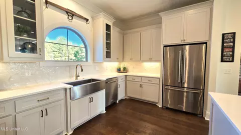 Kitchen - 404 Calvary Xing, Brandon, MS 39047 photo 4 of 6