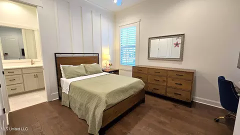 Bedroom - 404 Calvary Xing, Brandon, MS 39047 photo 2 of 5