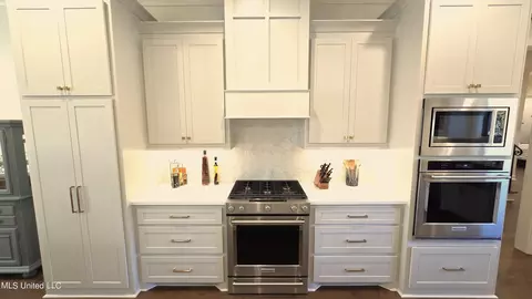 Kitchen - 404 Calvary Xing, Brandon, MS 39047 photo 3 of 6