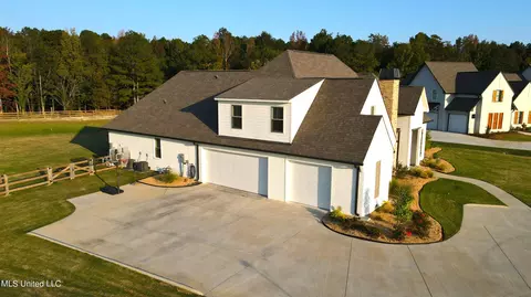 Exterior - 404 Calvary Xing, Brandon, MS 39047 photo 3 of 10