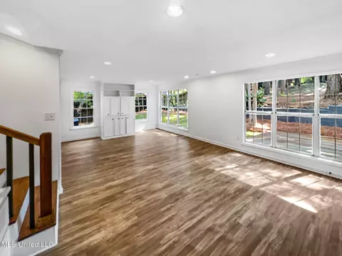 Living - 2247 Bellingrath Rd, Jackson, MS 39211 photo 1 of 2