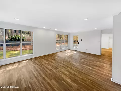 Living - 2247 Bellingrath Rd, Jackson, MS 39211 photo 2 of 2