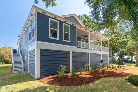 102 Barkley Dr, Pass Christian, MS 39571