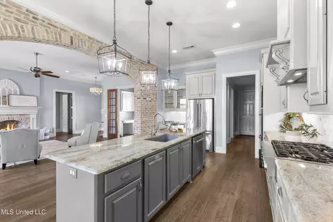 Kitchen - 804 Onyx Pl, Flowood, MS 39232 photo 5 of 8