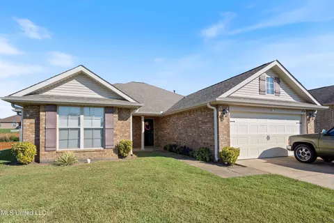 7630 W Woodridge Dr, Southaven, MS 38672