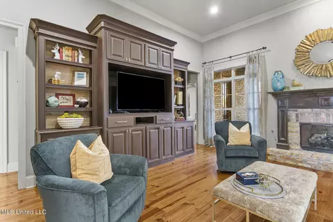 Living - 816 Aberdeen Cv, Madison, MS 39110 photo 2 of 2