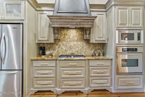 Kitchen - 816 Aberdeen Cv, Madison, MS 39110 photo 5 of 6