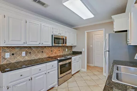 Kitchen - 151 Armonde Ct, Madison, MS 39110 photo 4 of 4