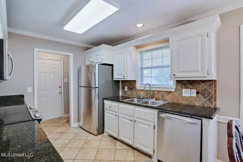 Kitchen - 151 Armonde Ct, Madison, MS 39110 photo 1 of 4