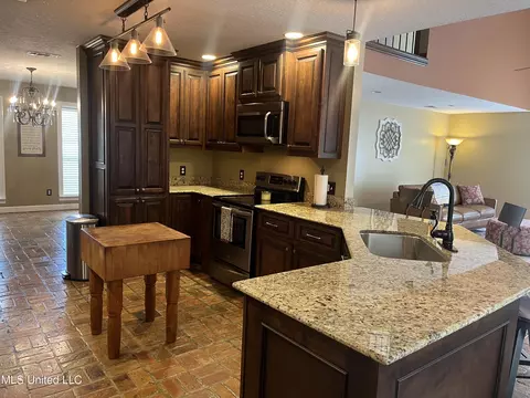 Kitchen - 17825 Highway 613, Moss Point, MS 39562 photo 2 of 4
