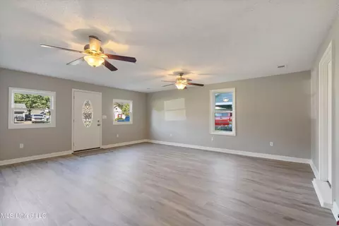 Living - 6915 Slash Pine Dr, Walls, MS 38680 photo 2 of 5