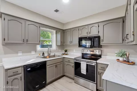 Kitchen - 6915 Slash Pine Dr, Walls, MS 38680 photo 3 of 3