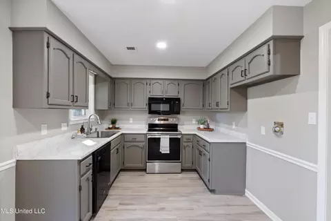 Kitchen - 6915 Slash Pine Dr, Walls, MS 38680 photo 2 of 3