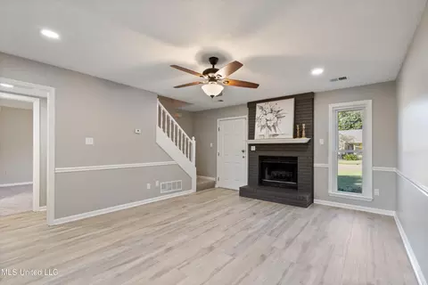 Living - 6915 Slash Pine Dr, Walls, MS 38680 photo 3 of 5