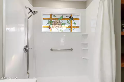 Bath - 6915 Slash Pine Dr, Walls, MS 38680 photo 2 of 3