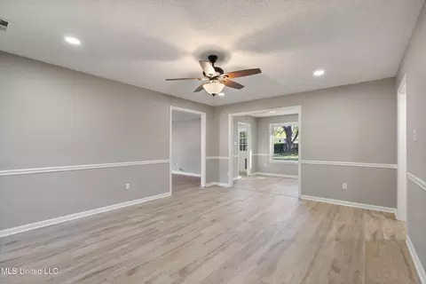 Living - 6915 Slash Pine Dr, Walls, MS 38680 photo 4 of 5