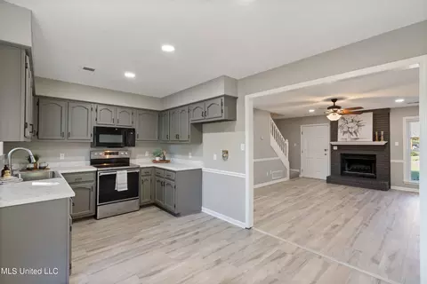 Entry Way - 6915 Slash Pine Dr, Walls, MS 38680 photo 2 of 2