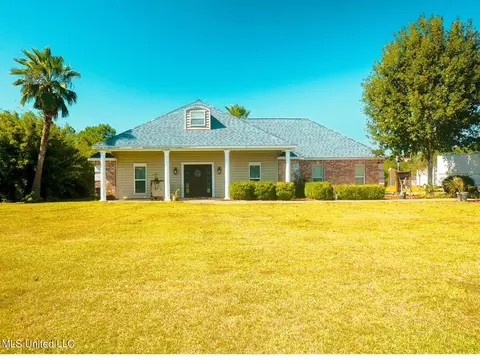 21797 Ridgeview Dr, Saucier, MS 39574