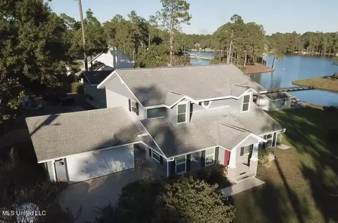 805 W Lakeshore Dr, Carriere, MS 39426