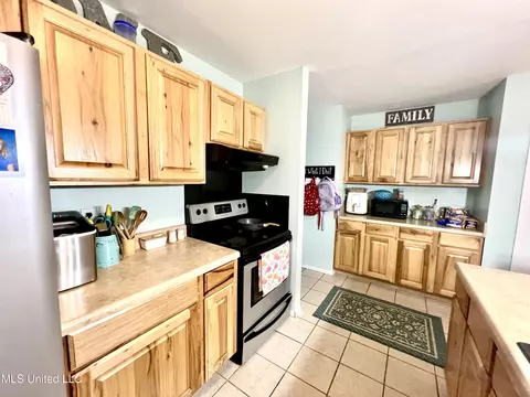 Kitchen - 19913 Old School Trl, Moss Point, MS 39562 photo 2 of 4