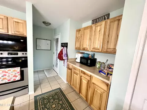 Kitchen - 19913 Old School Trl, Moss Point, MS 39562 photo 3 of 4