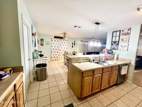 Kitchen - 19913 Old School Trl, Moss Point, MS 39562 photo 4 of 4