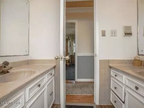 Bath - 1187 Coker Cir, Jackson, MS 39213 photo 2 of 7