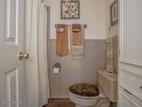 Bath - 1187 Coker Cir, Jackson, MS 39213 photo 5 of 7