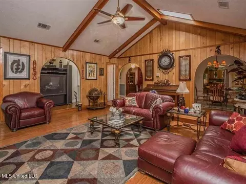 Living - 1187 Coker Cir, Jackson, MS 39213 photo 2 of 2