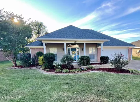 121 Live Oaks Blvd, Pearl, MS 39208
