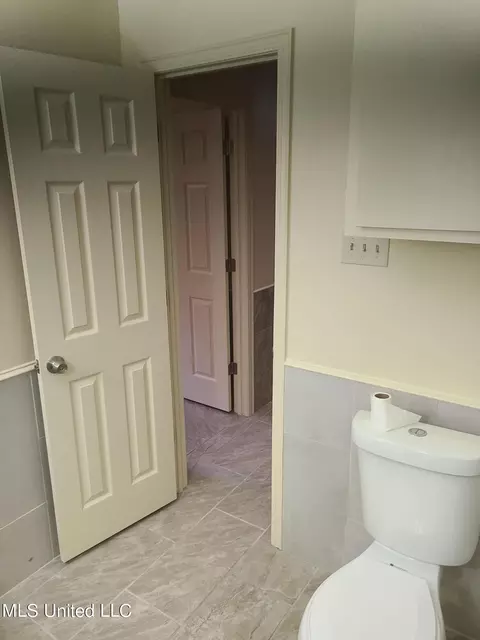 Bath - 135 Bedford Ln, Jackson, MS 39206 photo 1 of 3