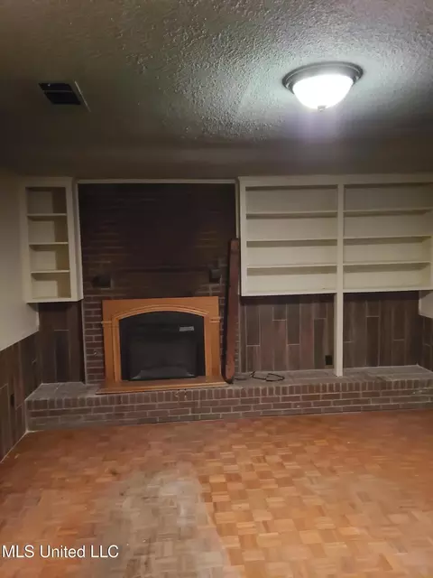Living - 135 Bedford Ln, Jackson, MS 39206 photo 2 of 3