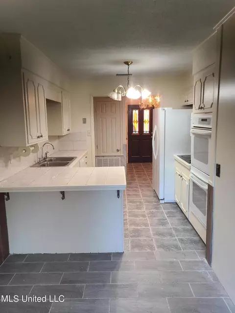 Kitchen - 135 Bedford Ln, Jackson, MS 39206 photo 2 of 2