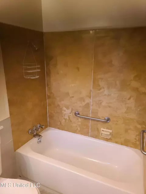 Bath - 135 Bedford Ln, Jackson, MS 39206 photo 3 of 3