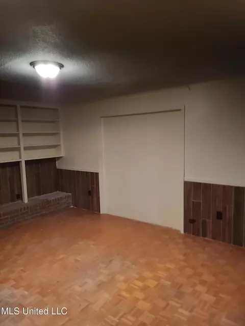 Living - 135 Bedford Ln, Jackson, MS 39206 photo 1 of 3