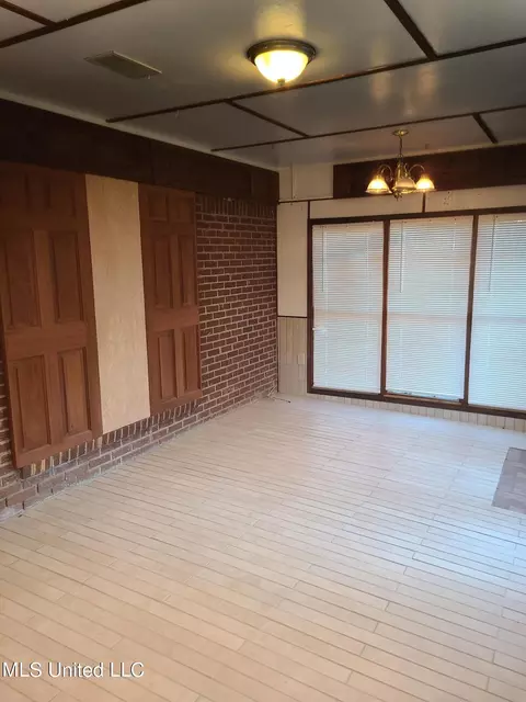 Living - 135 Bedford Ln, Jackson, MS 39206 photo 3 of 3