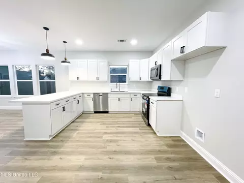 Kitchen - 14964 Custer St, Vancleave, MS 39565 photo 3 of 4