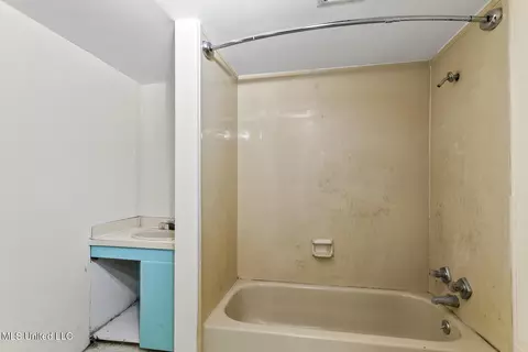 Bath - 1402 Hazel St, Jackson, MS 39202 photo 1 of 5