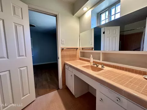 Bath - 338 Rollingwood Dr, Jackson, MS 39211 photo 5 of 7