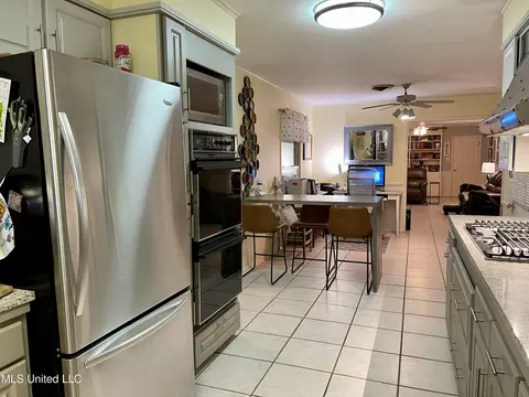Kitchen - 338 Rollingwood Dr, Jackson, MS 39211 photo 8 of 9