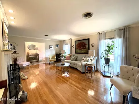 Living - 338 Rollingwood Dr, Jackson, MS 39211 photo 3 of 11