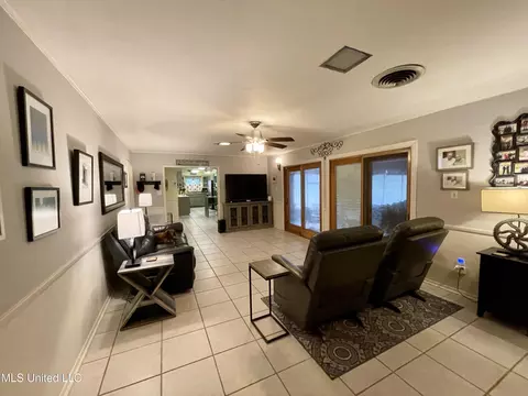 Living - 338 Rollingwood Dr, Jackson, MS 39211 photo 7 of 11
