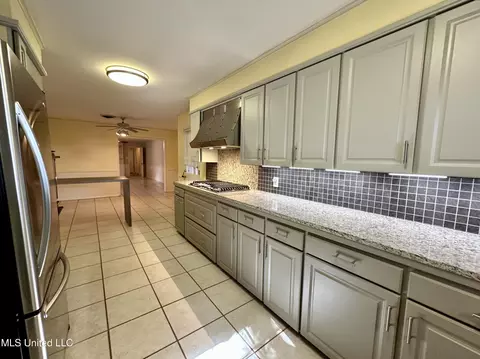 Kitchen - 338 Rollingwood Dr, Jackson, MS 39211 photo 9 of 9