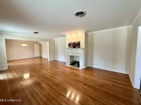 Living - 338 Rollingwood Dr, Jackson, MS 39211 photo 1 of 11