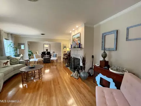 Living - 338 Rollingwood Dr, Jackson, MS 39211 photo 2 of 11