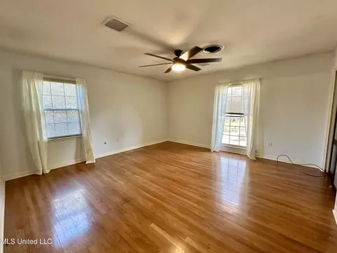 Living - 338 Rollingwood Dr, Jackson, MS 39211 photo 11 of 11