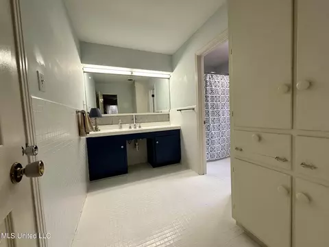 Bath - 338 Rollingwood Dr, Jackson, MS 39211 photo 2 of 7