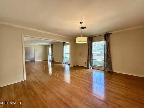Living - 338 Rollingwood Dr, Jackson, MS 39211 photo 4 of 11