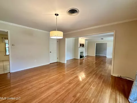 Living - 338 Rollingwood Dr, Jackson, MS 39211 photo 5 of 11